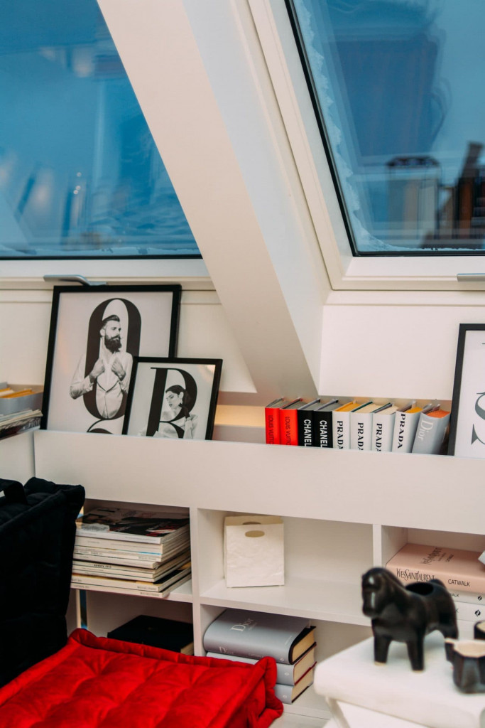 bibliothèque sous la fenêtre 